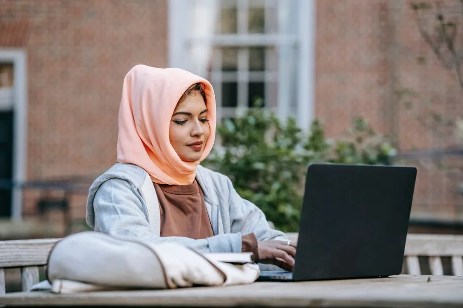Estudante a preencher candidatura ao ensino superior online no computador
