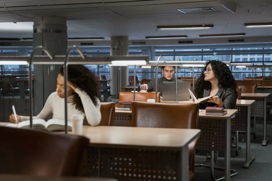 Estudantes a estudar numa biblioteca universitária antes de escolher o curso