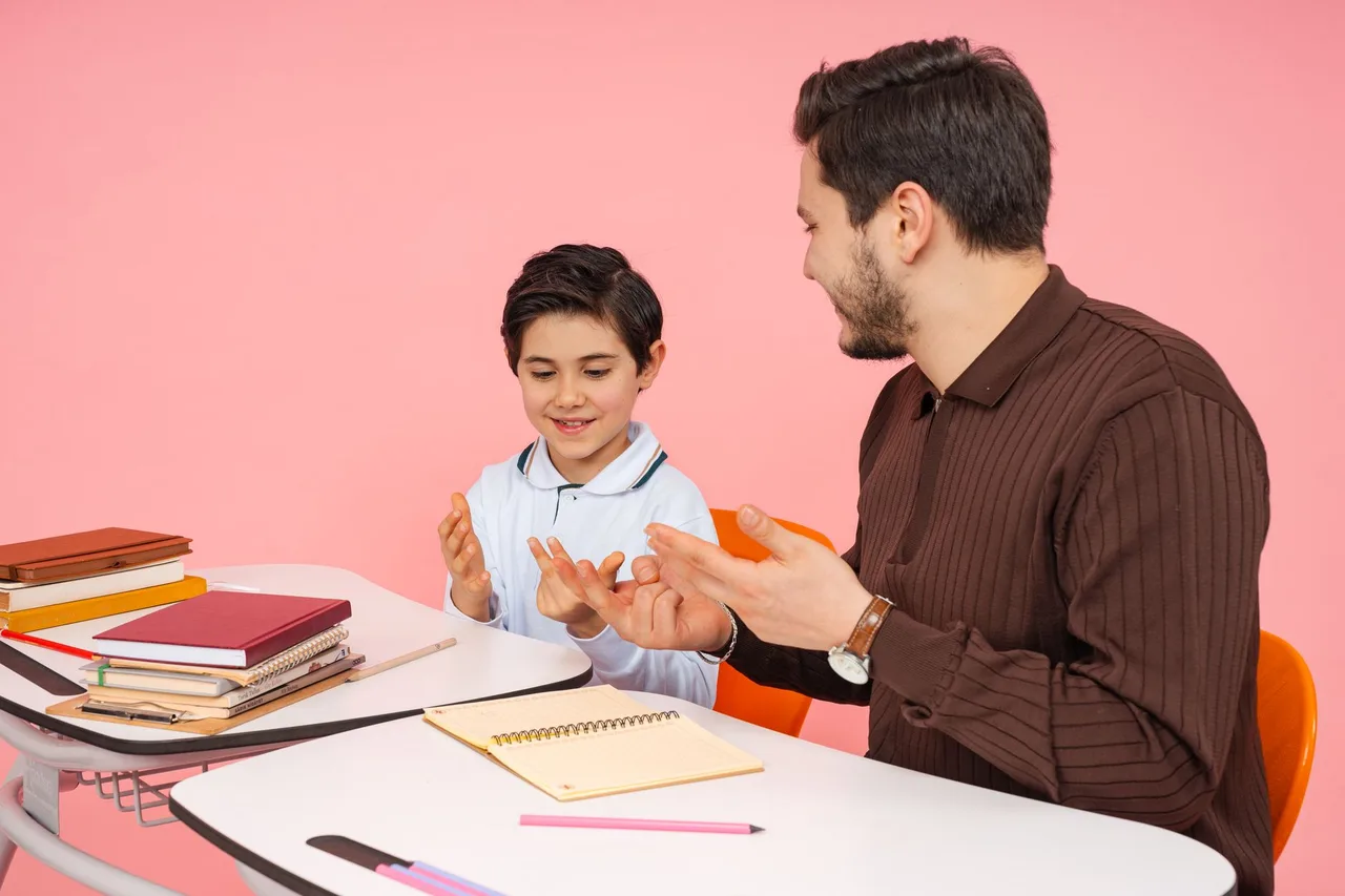 Professor a explicar uma atividade escolar a um aluno