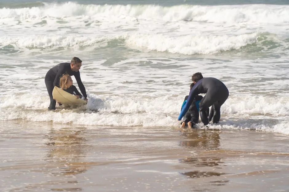 Crianças a aprender a surfar numa praia portuguesa durante um campo de férias