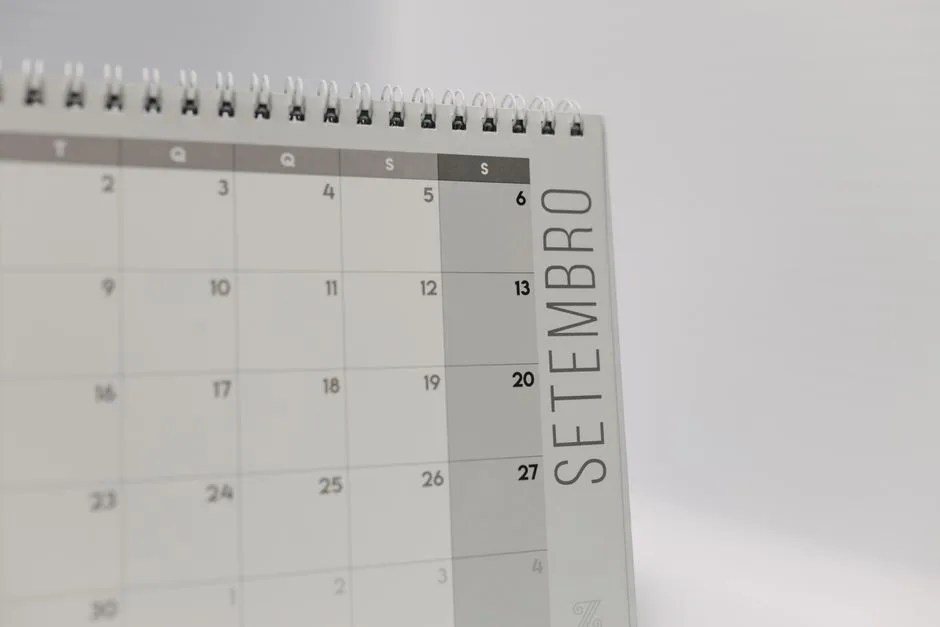 Calendário de setembro sobre secretária, simbolizando o calendário de apresentação dos professores colocados