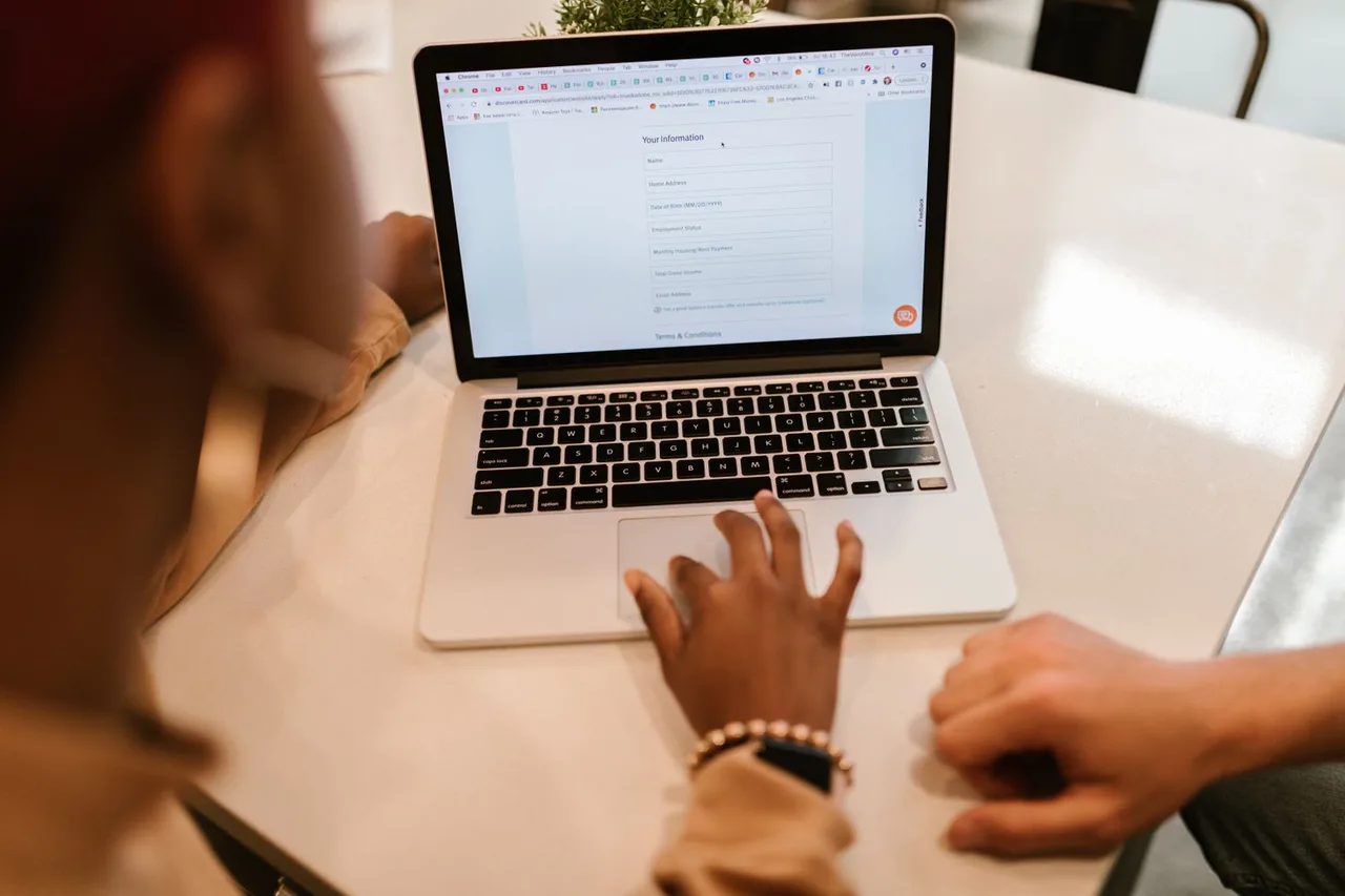 Jovem a candidatar-se online ao ensino superior através de um portal na internet