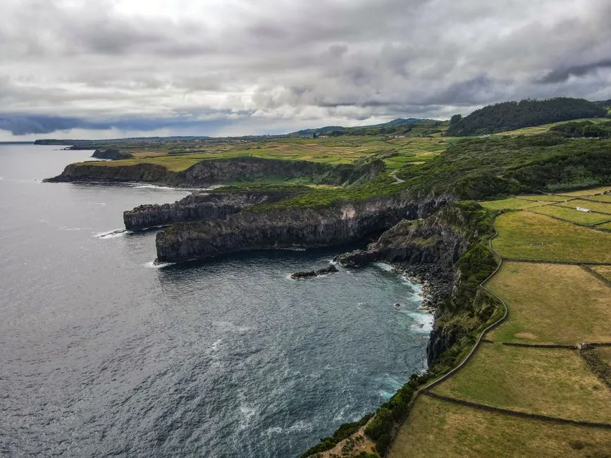 Vista aérea das falésias costeiras da ilha de São Miguel, nos Açores