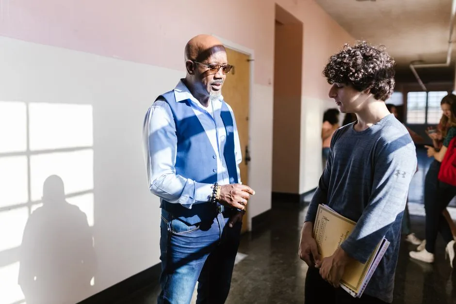 Diretor de turma a apoiar aluno do secundário depois dos exames nacionais