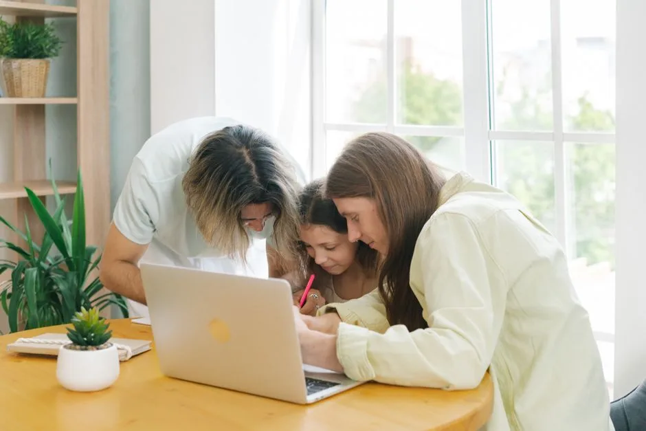 Mãe a ajudar a filha com os trabalhos de casa em casa, ilustrando o envolvimento dos encarregados de educação exigido a partir de 2026/2027