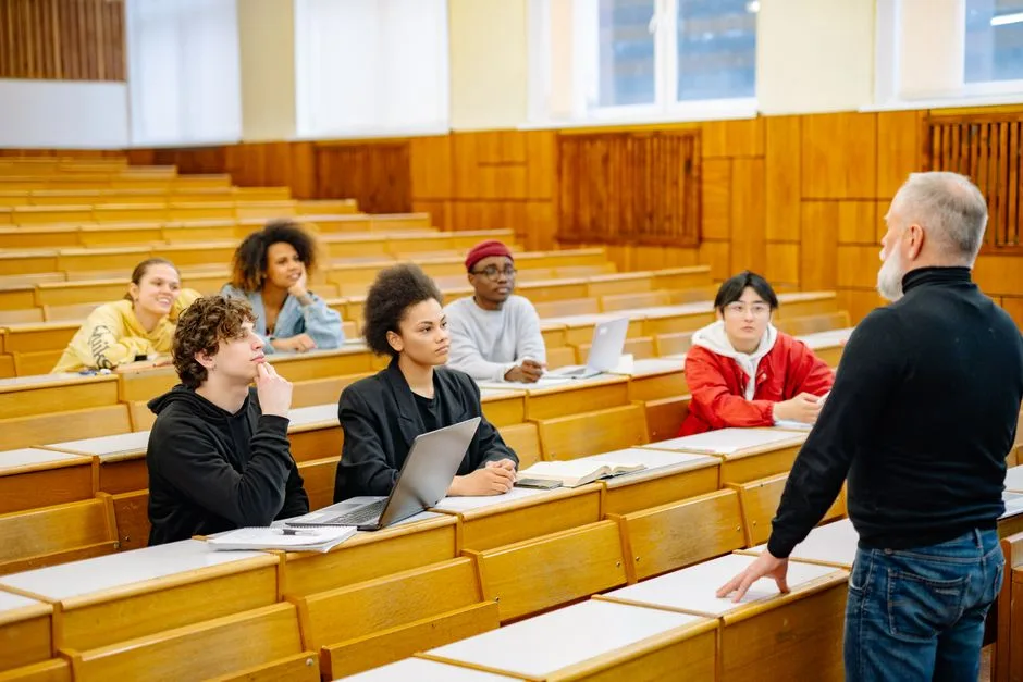 Professor a lecionar numa sala de aula de ensino superior em Évora