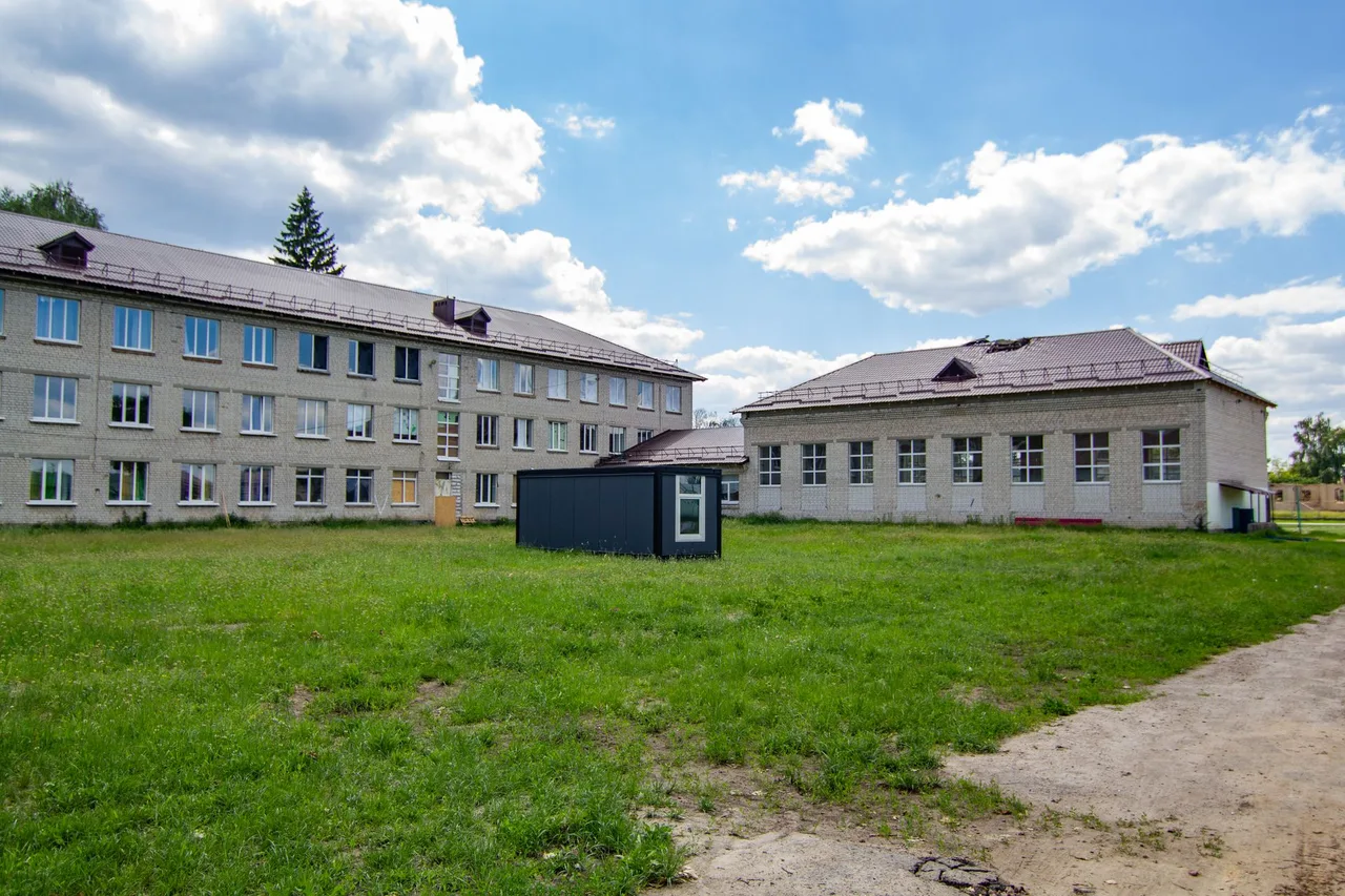 Edifício moderno de escola secundária com salas de aula amplas e luminosas