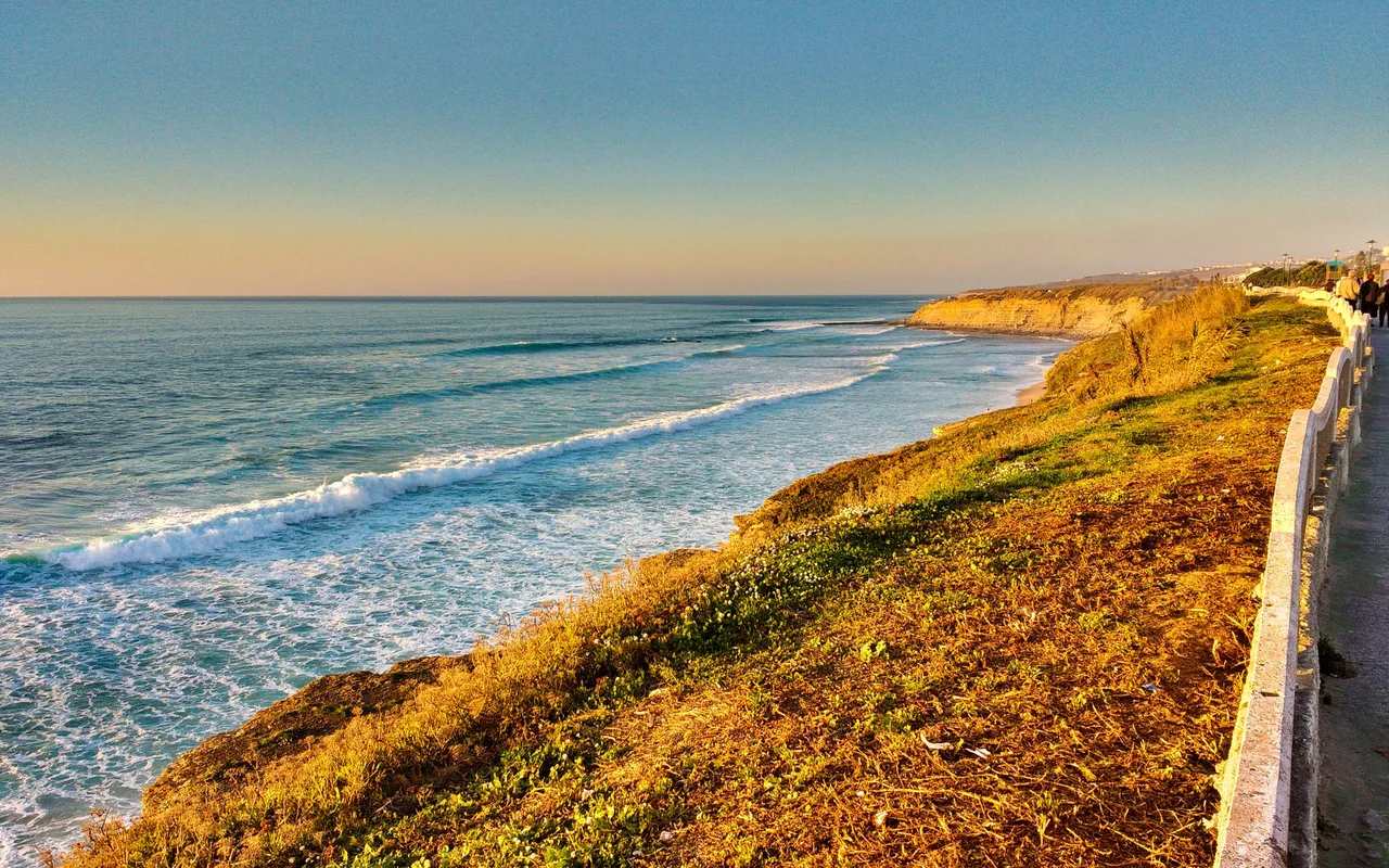Vista da costa e das arribas junto ao mar em Ericeira, na costa oeste de Portugal