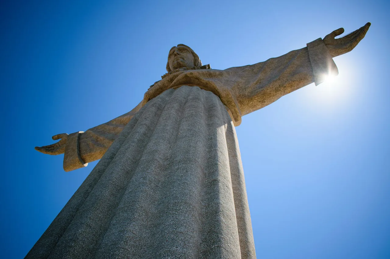 Estátua do Cristo Rei em Almada, na Margem Sul do Tejo, junto a um dos concelhos abordados neste guia