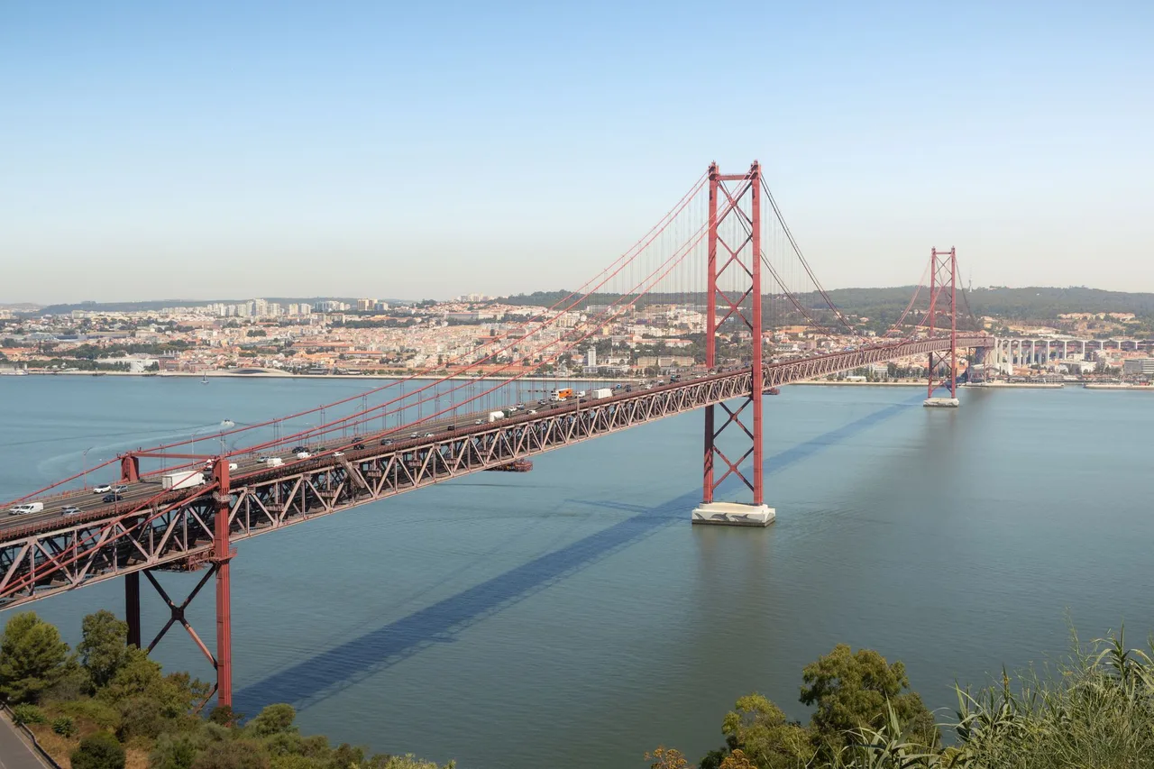 Vista aérea da Ponte 25 de Abril sobre o rio Tejo, ligação entre Lisboa e a Margem Sul