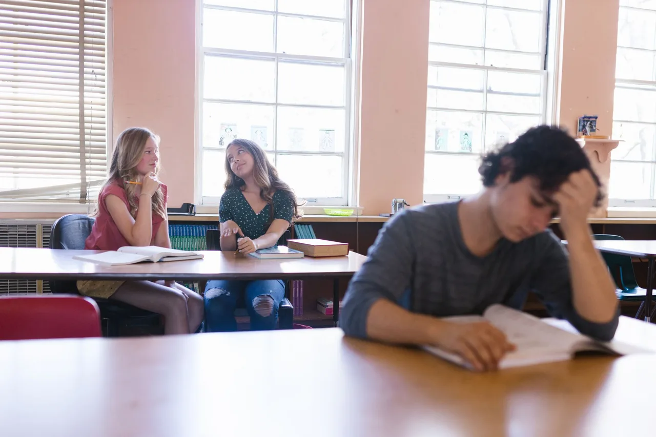 Grupo de alunos de diferentes origens a estudar juntos numa escola em Portugal