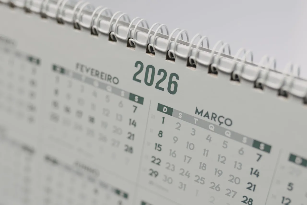 Calendário de mesa de 2026 em close-up, simbolizando as datas e fases das provas de equivalência à frequência