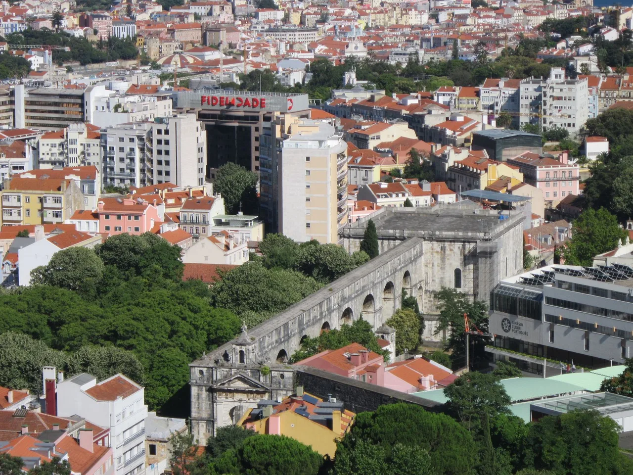 Vista aérea da cidade de Lisboa com o aqueduto das Águas Livres