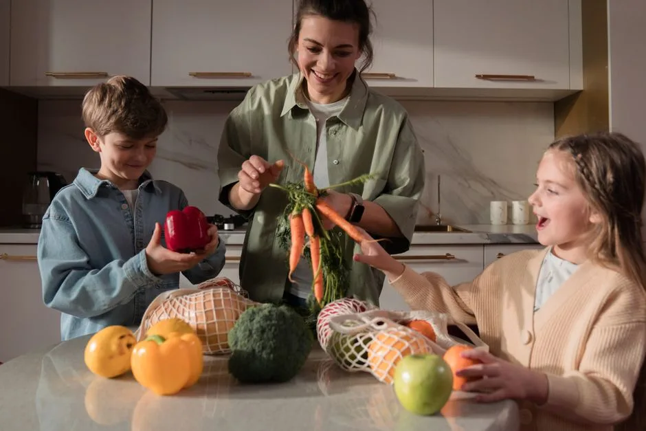 Família a preparar uma refeição saudável em casa com vegetais frescos