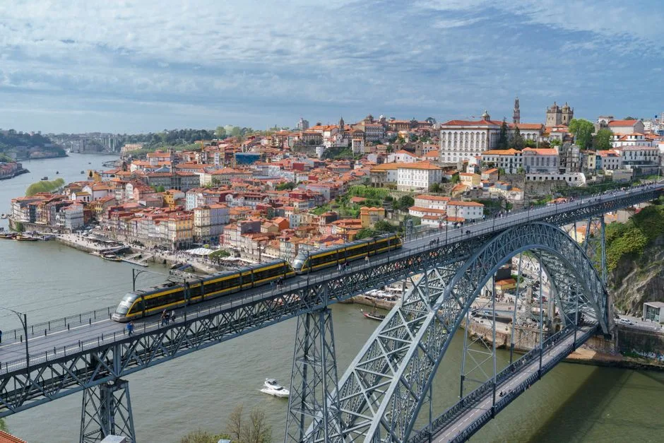 Vista aérea da Ponte Luís I sobre o Rio Douro, no Porto, cidade que passa a ter uma nova universidade pública