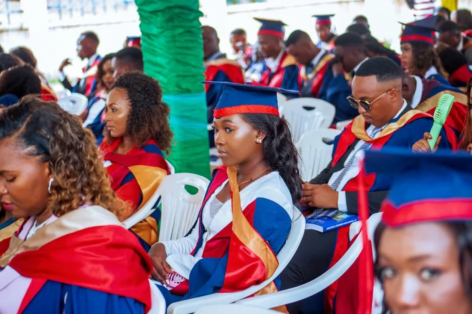 Grupo diverso de estudantes de licenciatura em toga numa cerimónia de graduação